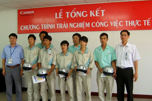 Công ty Canon cấp Giấy chứng nhận hoàn thành đợt trải nghiệm thực tế cho sinh viên trường cao đẳng nghề Cơ điện và Xây dựng Bắc Ninh.
